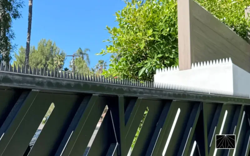 Ninja Deterrent® の施工例 — ロサンゼルス・ウッドランドヒルズの邸宅