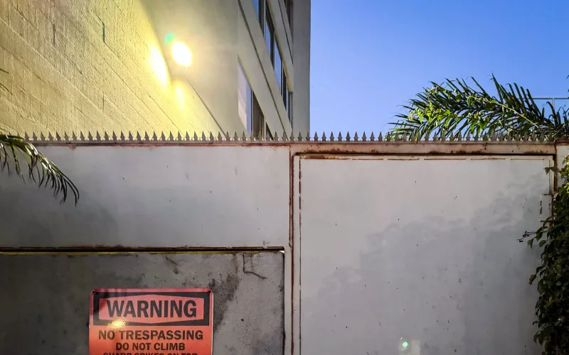 Ninja Deterrent® の施工例 — 集合住宅のコンクリート塀に連続して設置