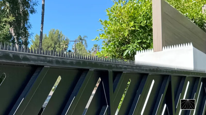 Ninja Deterrent® の施工例 — ロサンゼルス・ウッドランドヒルズの住宅フェンス